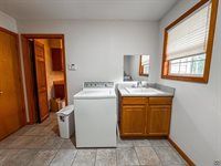 232 NE 60th St, Topeka, KS 66617