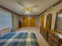 232 NE 60th St, Topeka, KS 66617