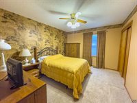 232 NE 60th St, Topeka, KS 66617