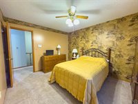 232 NE 60th St, Topeka, KS 66617