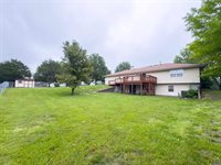232 NE 60th St, Topeka, KS 66617