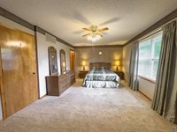 232 NE 60th St, Topeka, KS 66617