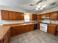 232 NE 60th St, Topeka, KS 66617