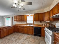 232 NE 60th St, Topeka, KS 66617