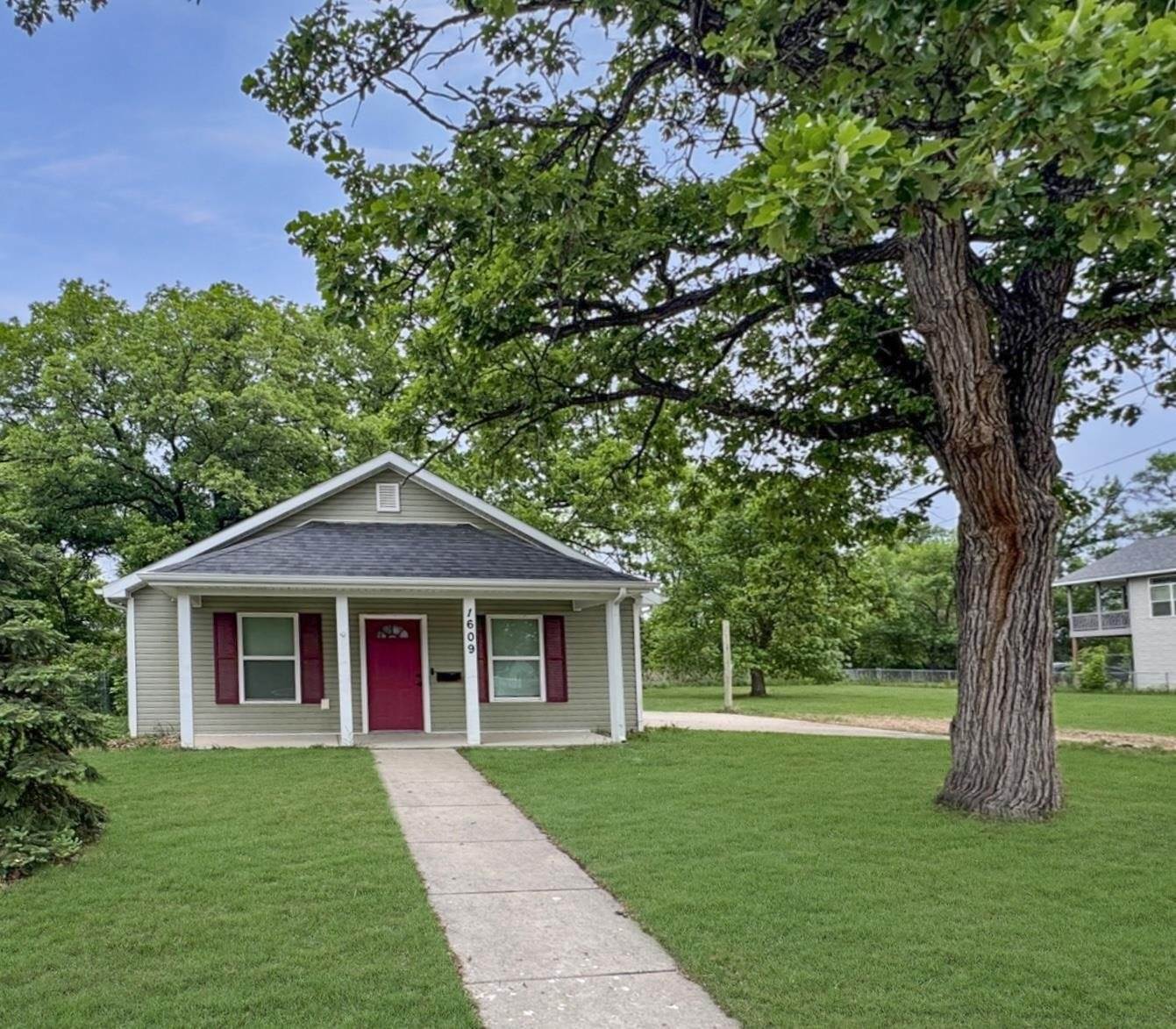 1609/1613 1st Ave. SE, Minot, ND 58701