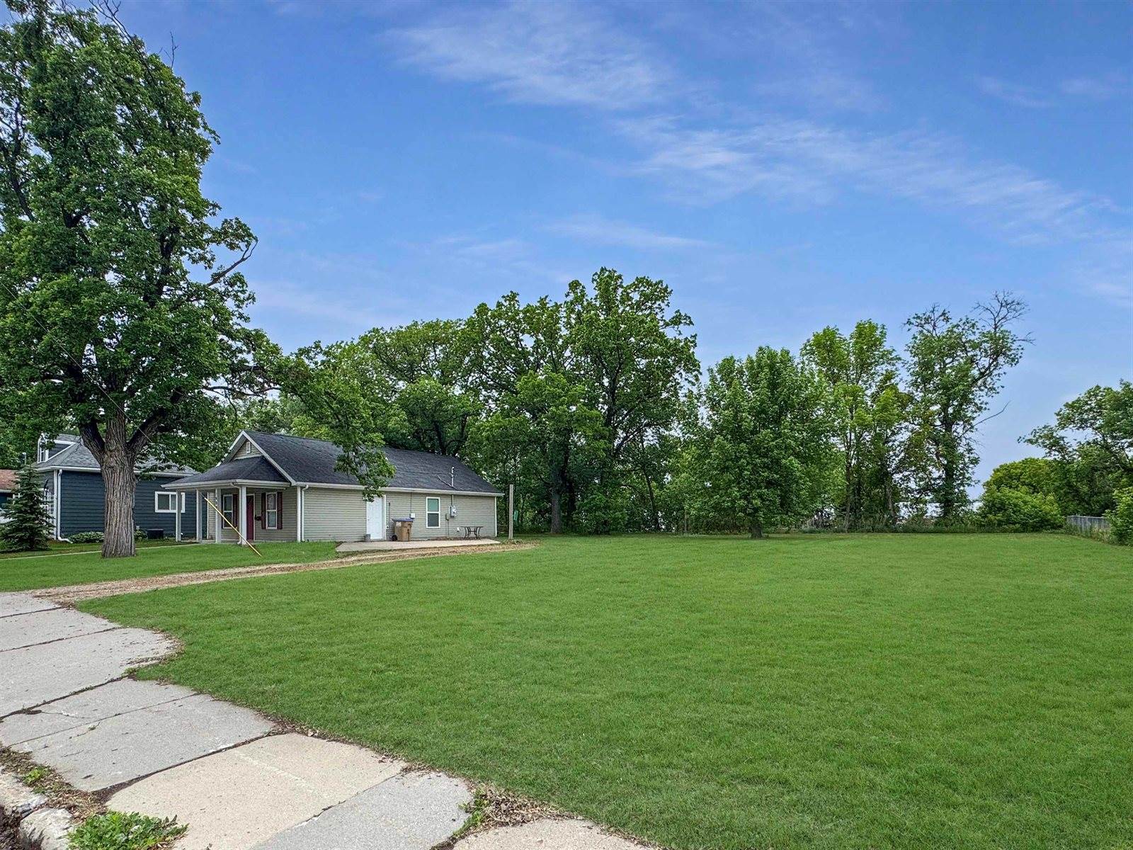 1609/1613 1st Ave. SE, Minot, ND 58701