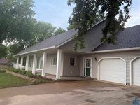 631 South St, Akron, IA 51001