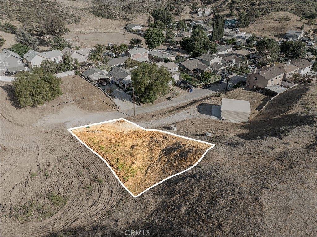 1 Lomita Dr, Val Verde, CA 91384