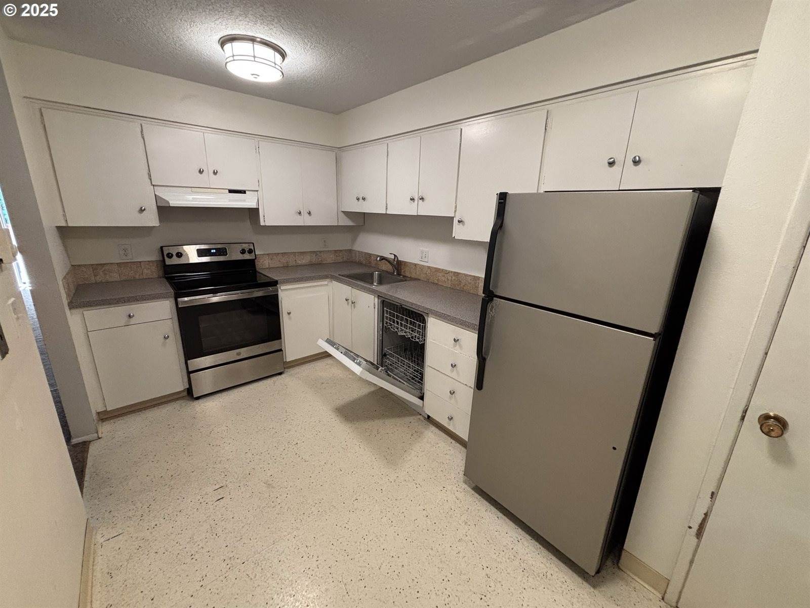 940 SW Caldew Dr, Portland, OR 97219