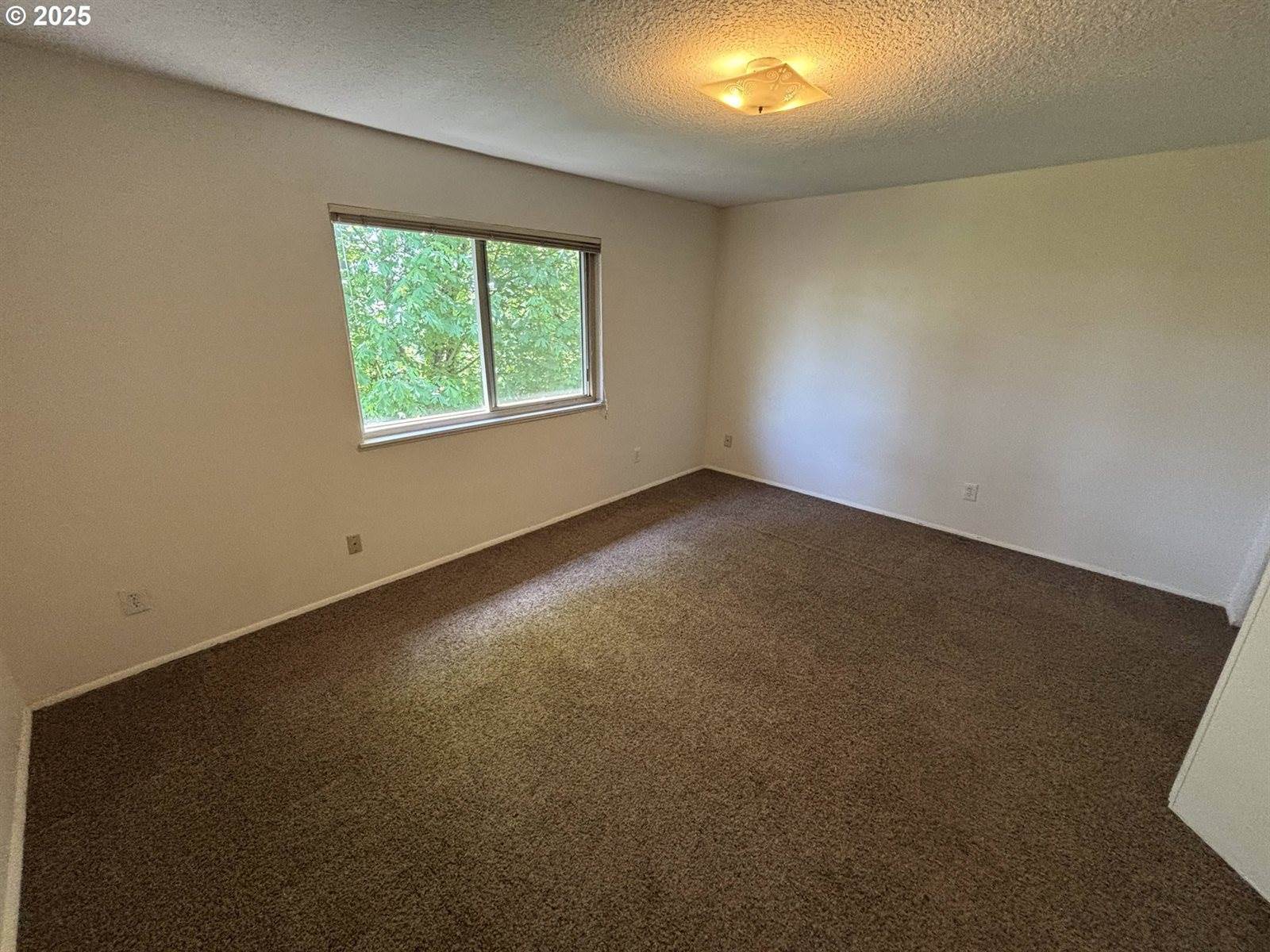 940 SW Caldew Dr, Portland, OR 97219