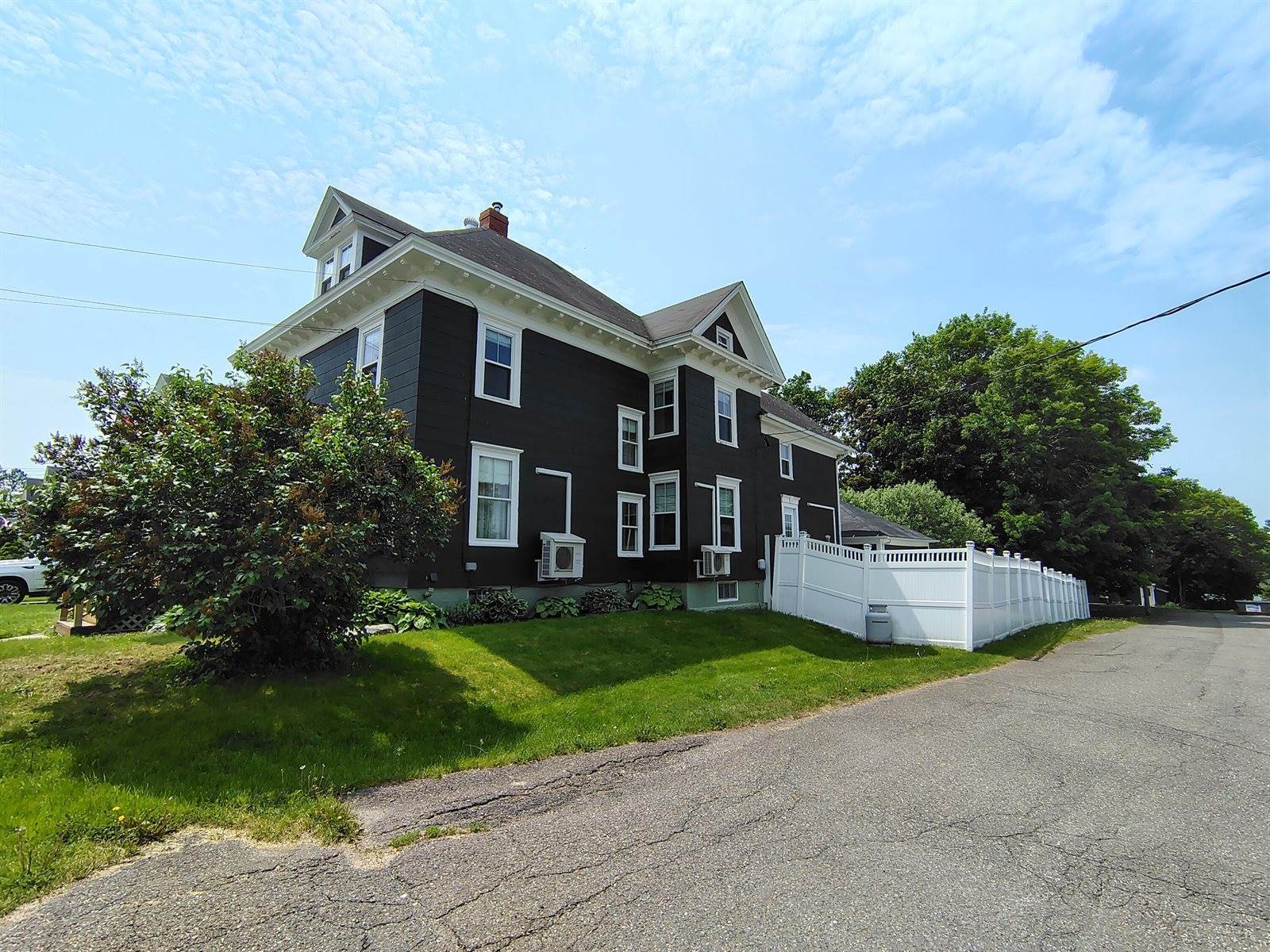 47 High Street, Houlton, ME 04730