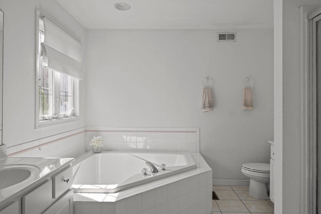 33 Wildwood Dr, Southborough, MA 01772