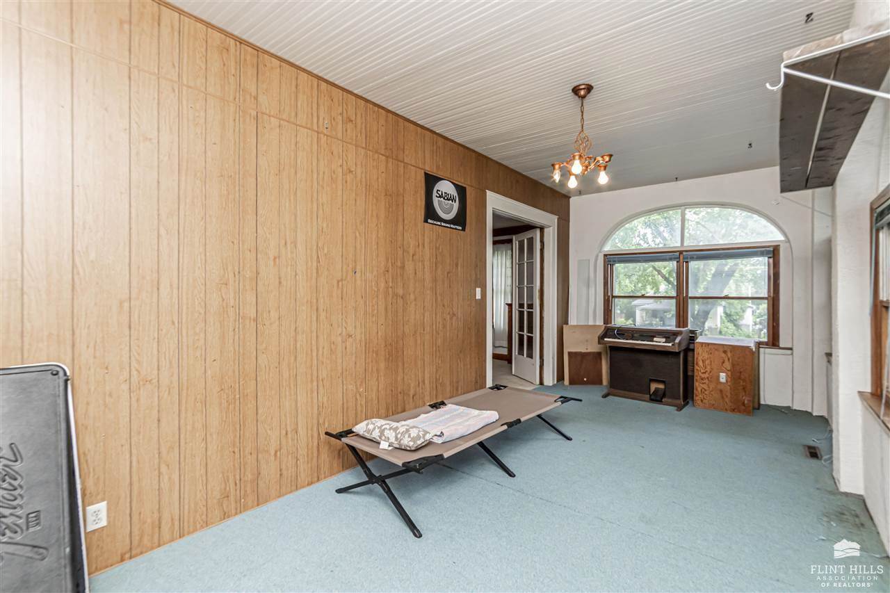 325 West Chestnut Street, Junction City, KS 66441