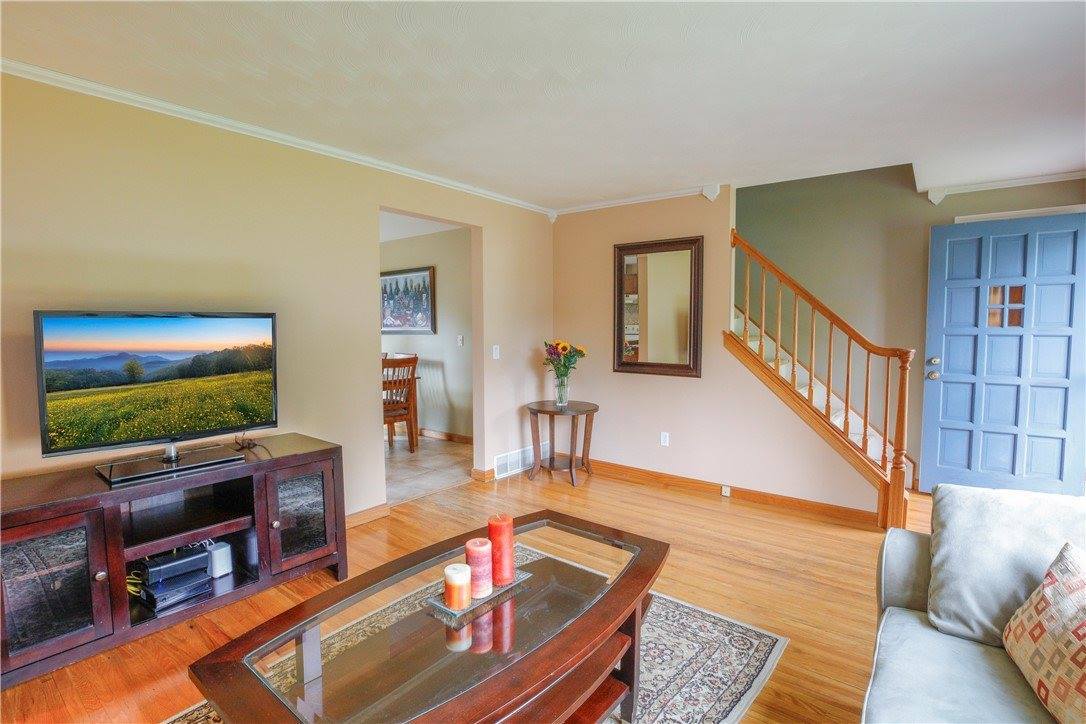 208 Cape Cod Way, Henrietta, NY 14623