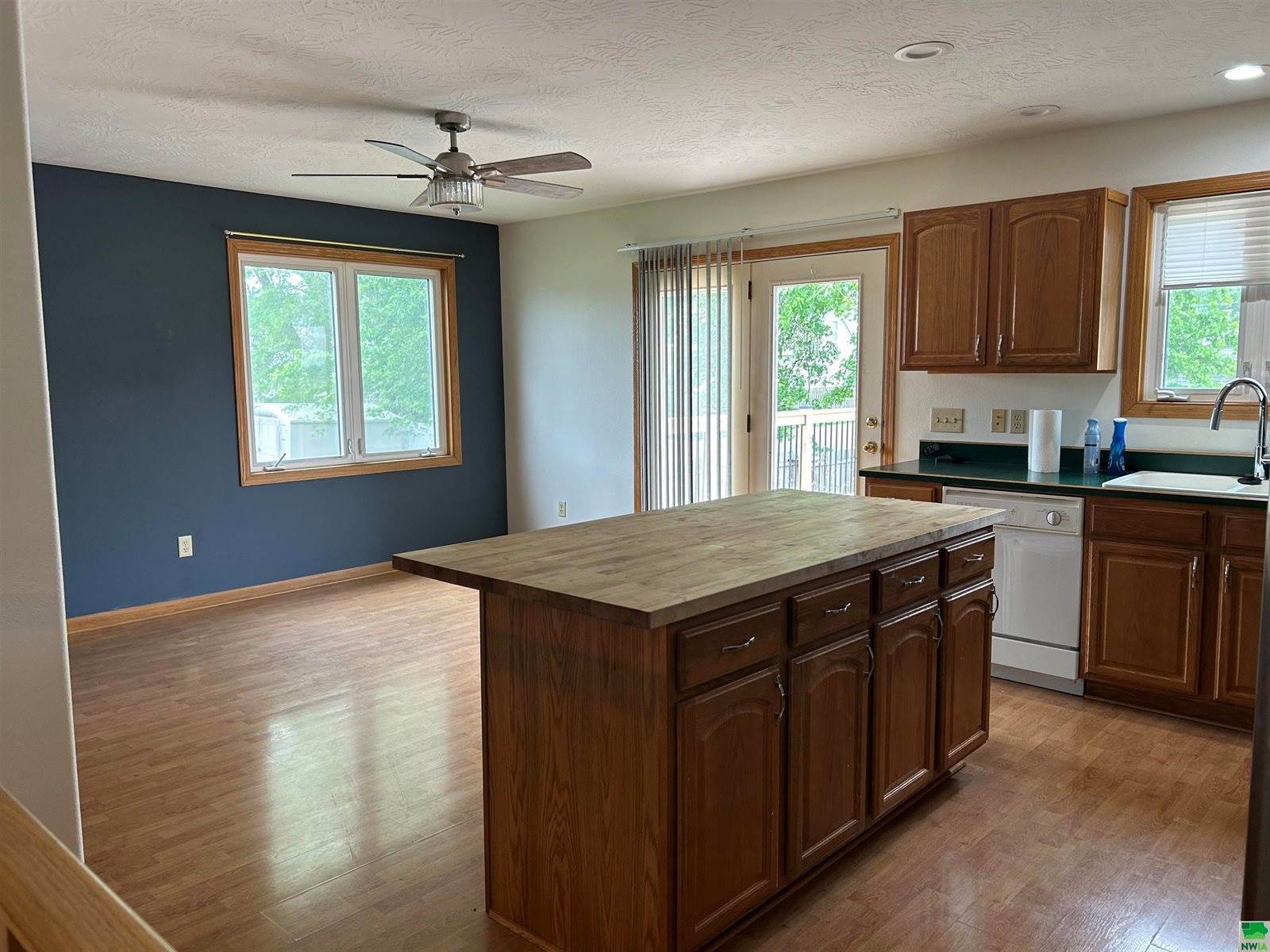 627 Lakeview Dr., McCook Lake, SD 57049