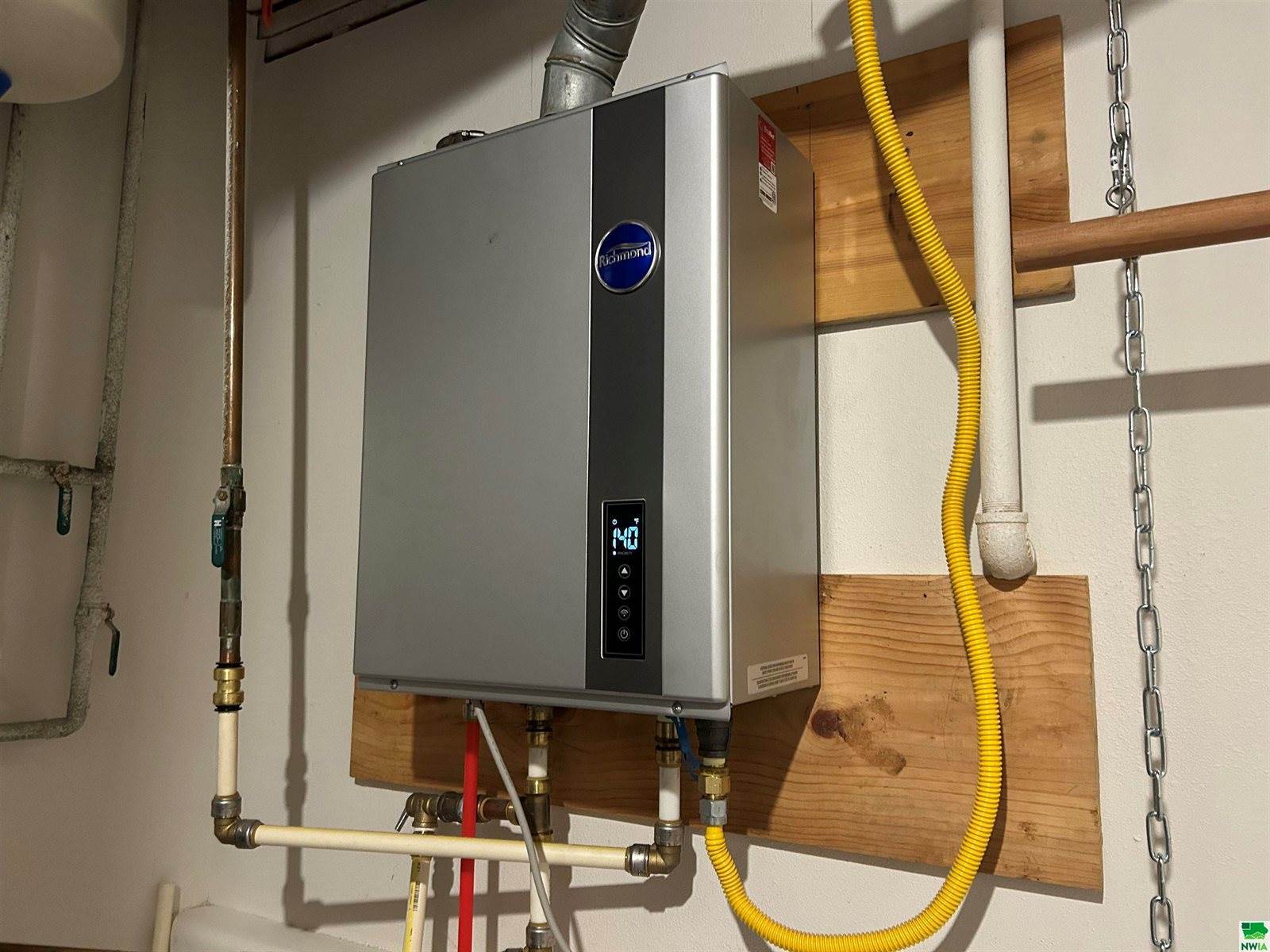 627 Lakeview Dr., McCook Lake, SD 57049