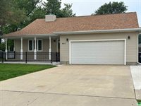 627 Lakeview Dr., McCook Lake, SD 57049