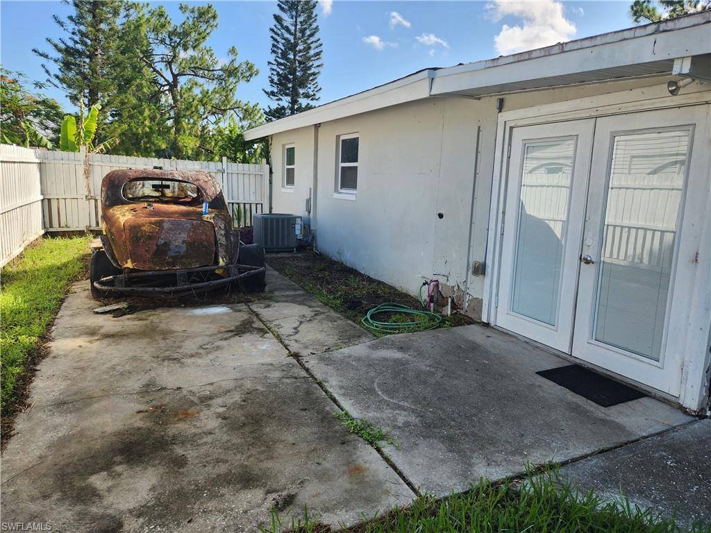 2206 Wyandotte Ave, Alva, FL 33920