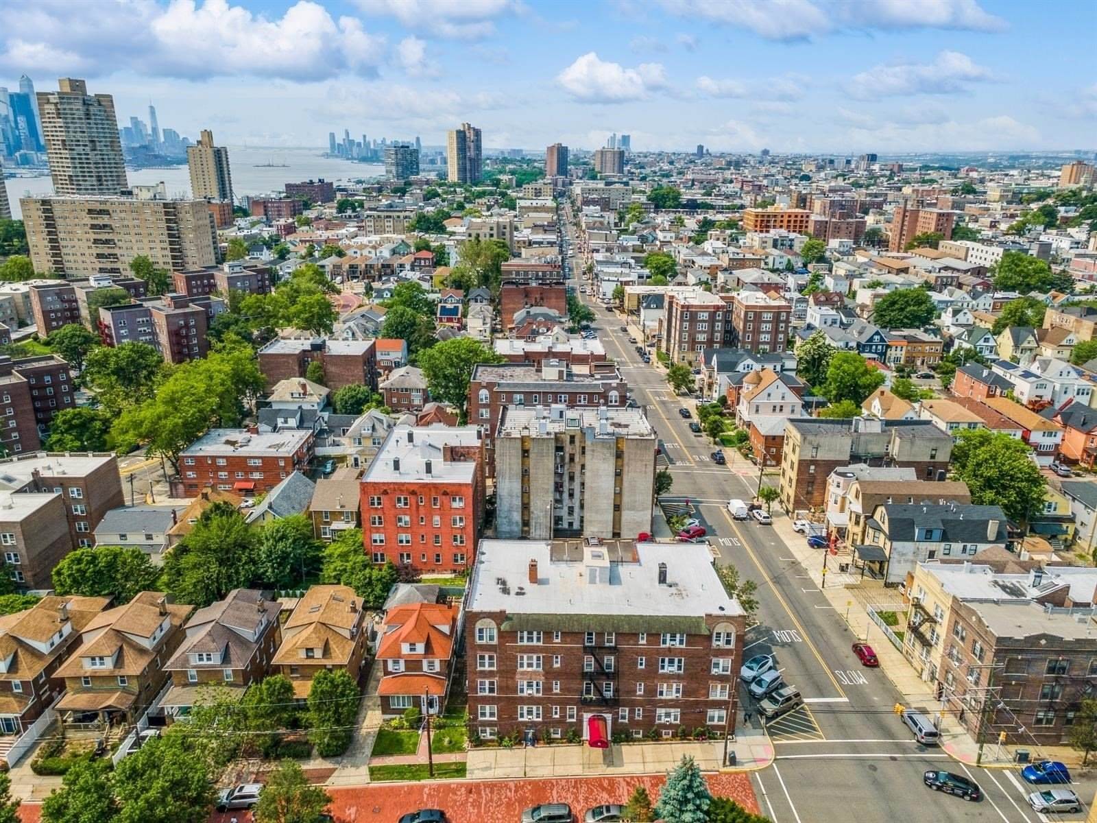 31 75TH St, North Bergen, NJ 07047