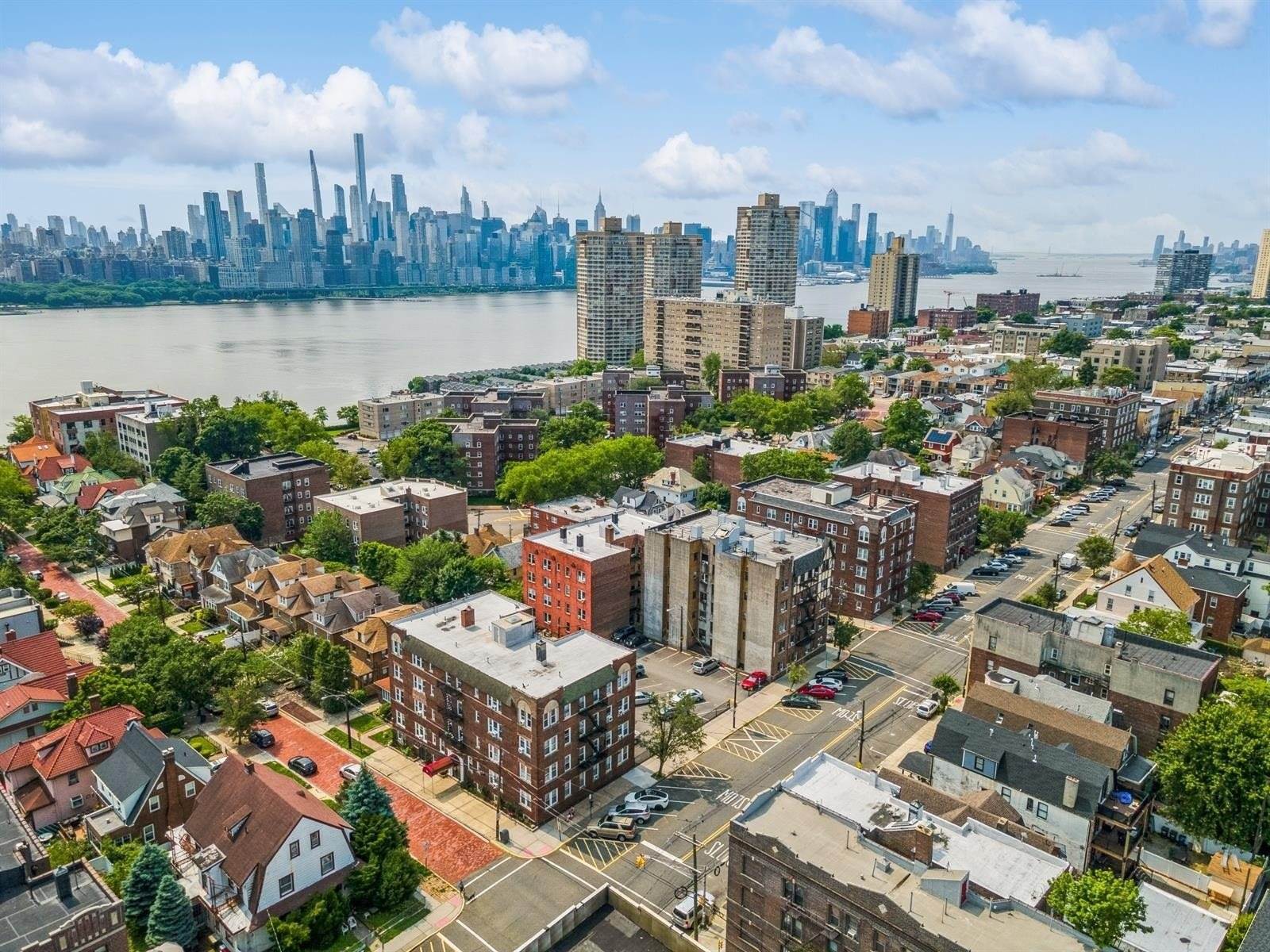 31 75TH St, North Bergen, NJ 07047