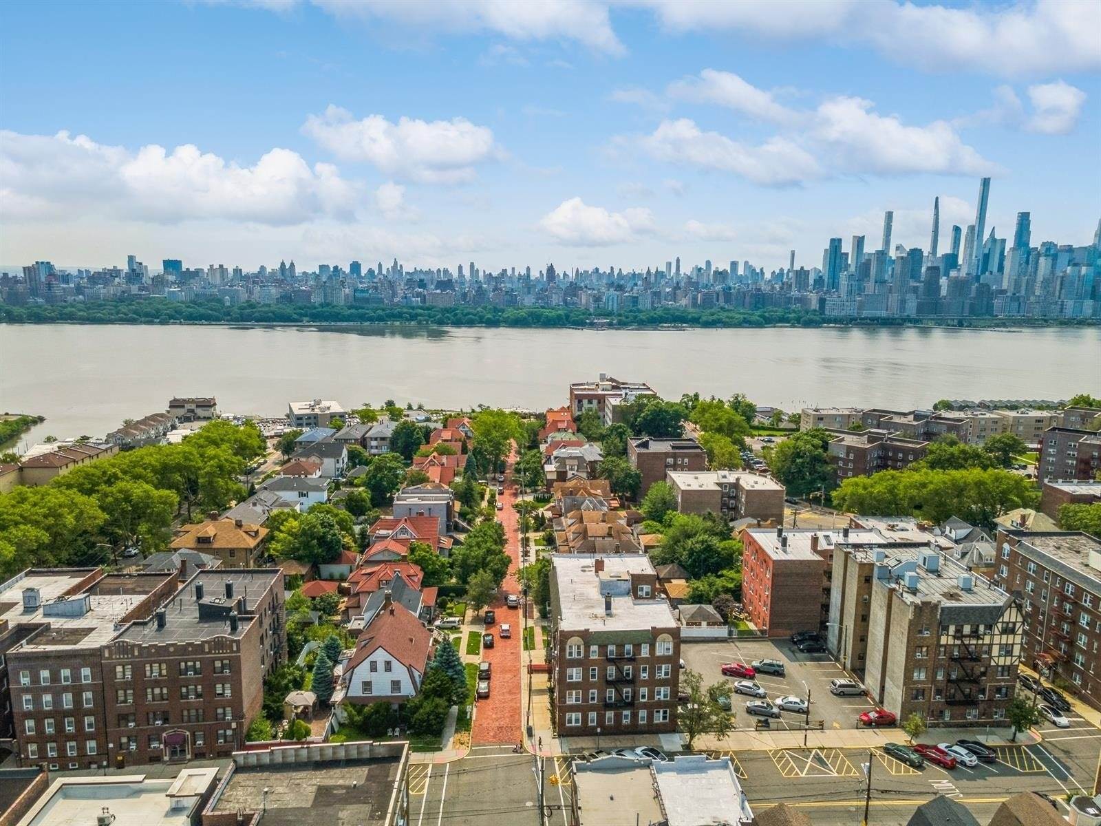 31 75TH St, North Bergen, NJ 07047