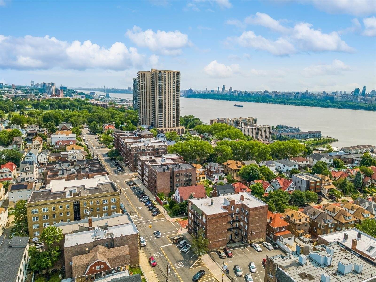 31 75TH St, North Bergen, NJ 07047