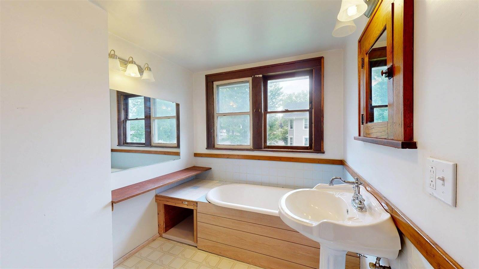 576 Pine Ave, Hillsboro, WI 54634