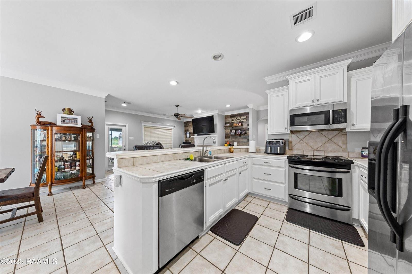 404 Camelot Hill Drive, Youngsville, LA 70592