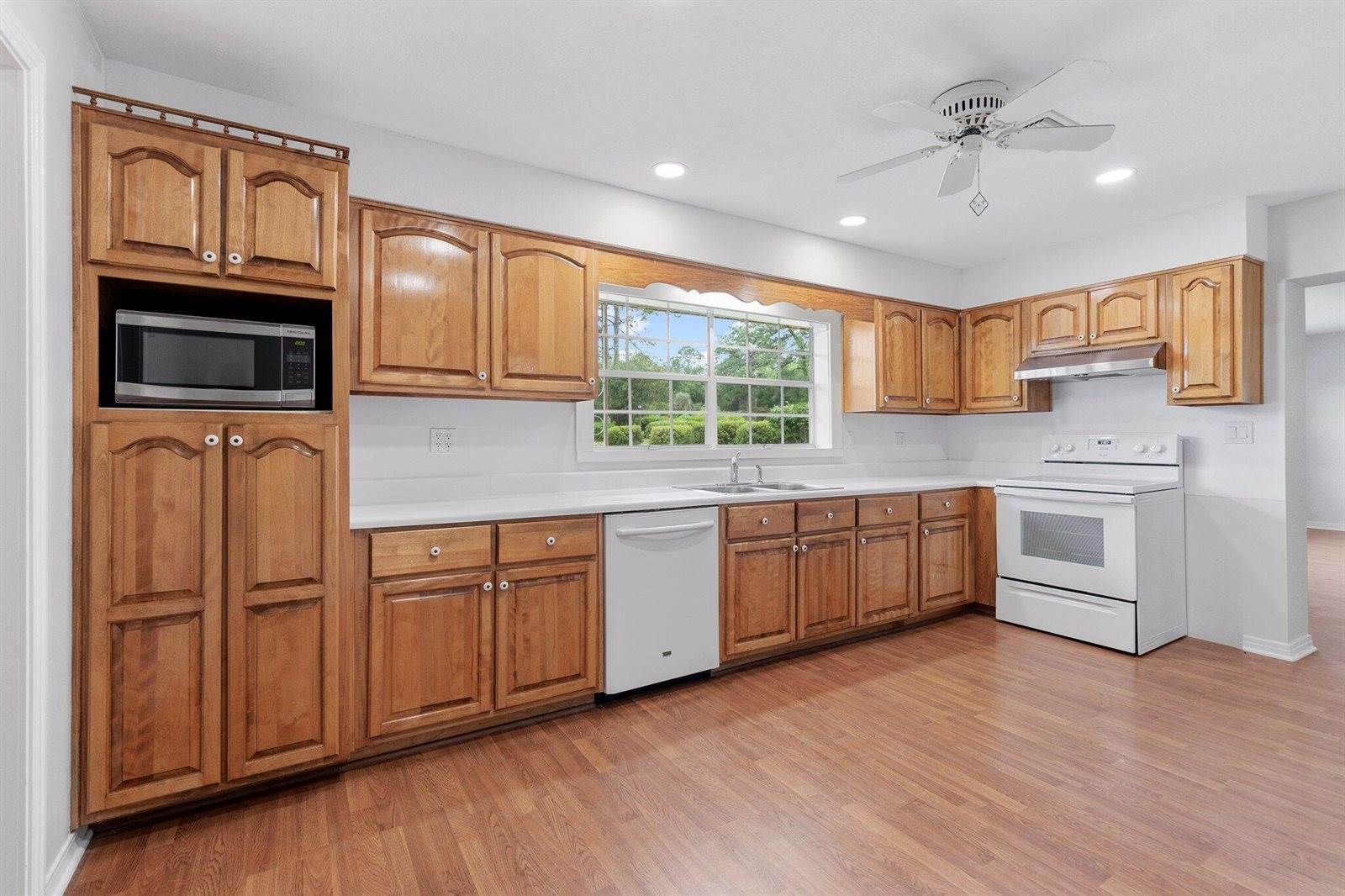 194 Oaklawn Square, DeFuniak Springs, FL 32435