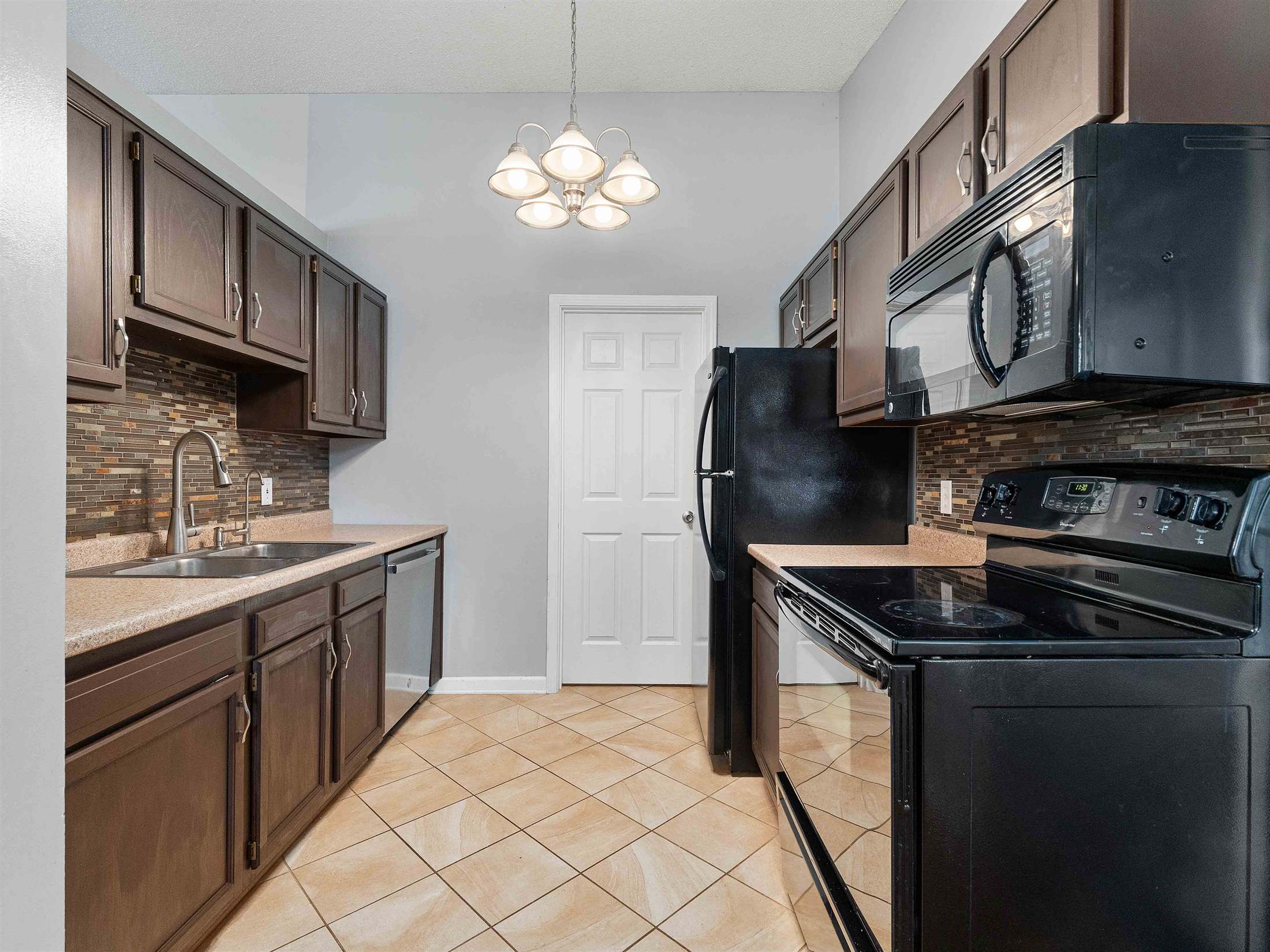 8423 Lionsgate Run, Fort Wayne, IN 46835