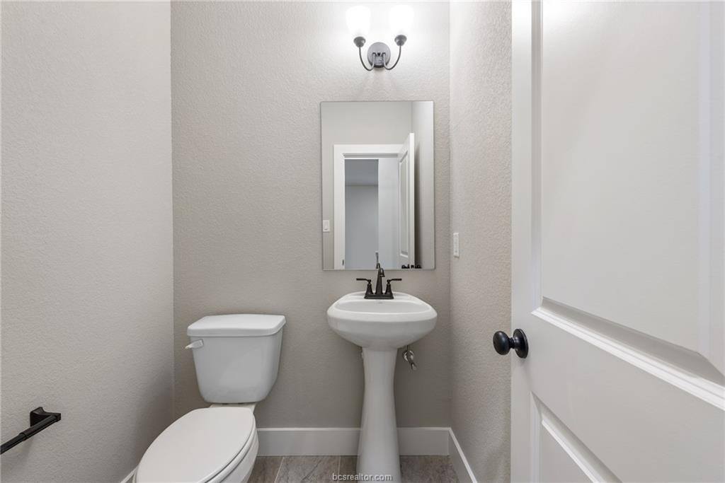 913 Fork Court, College Station, TX 77845