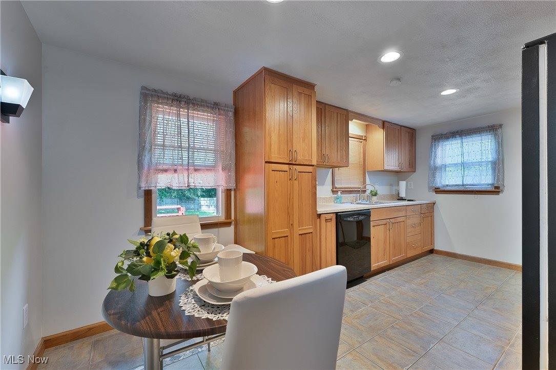 374 Glendola Avenue NW, Warren, OH 44483