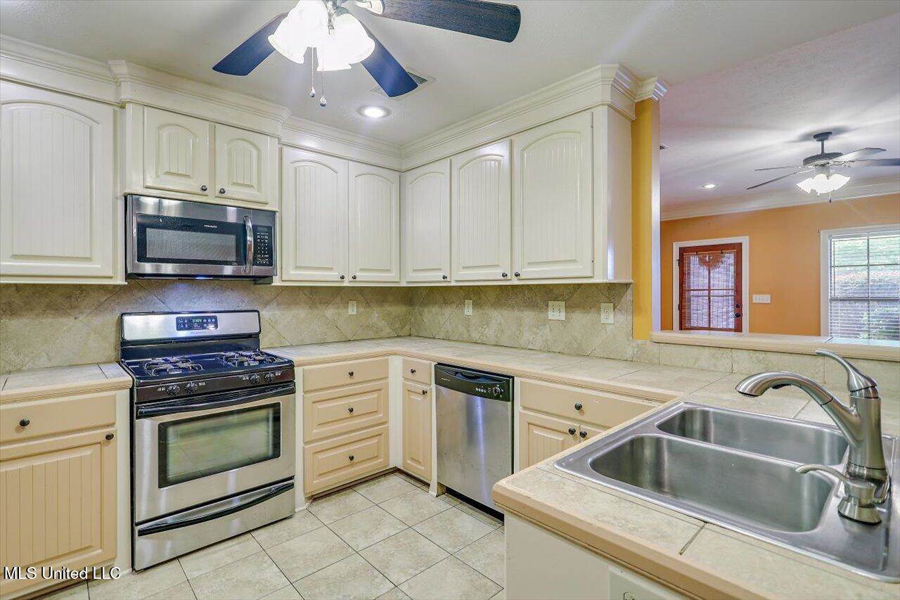 536 Oak Park Circle, Pearl, MS 39208