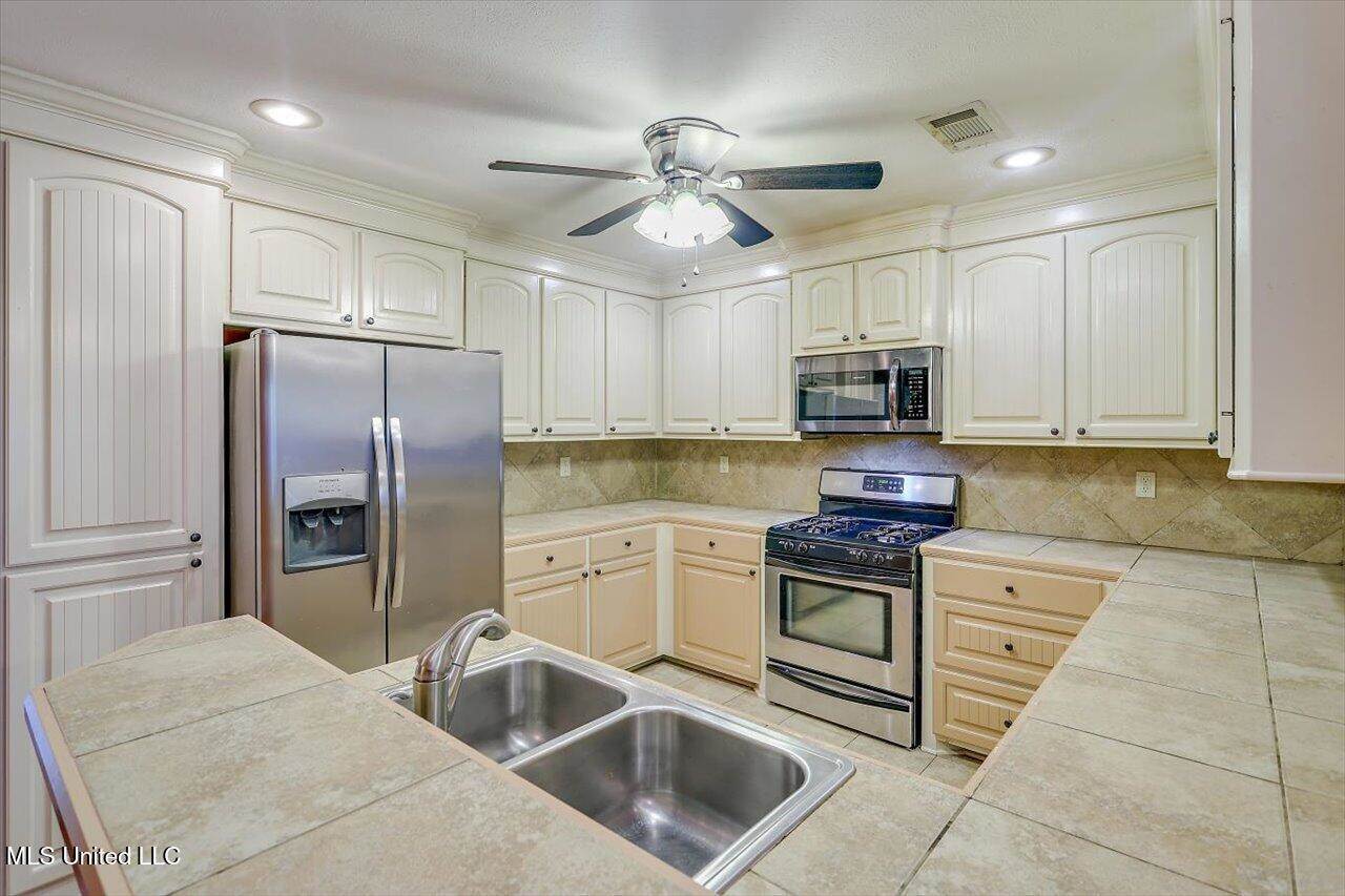 536 Oak Park Circle, Pearl, MS 39208