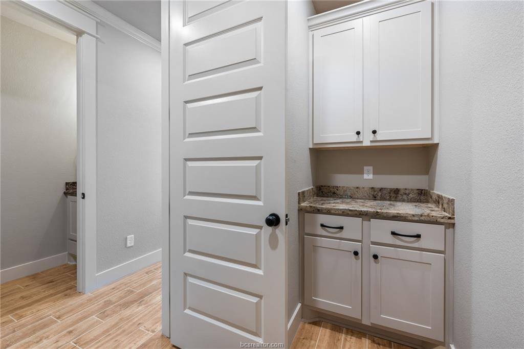 944 Calaveras, College Station, TX 77845