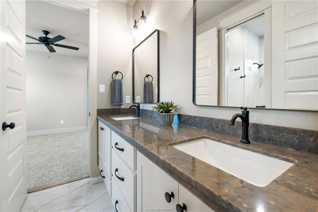 944 Calaveras, College Station, TX 77845