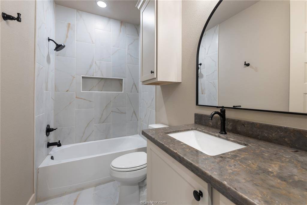 944 Calaveras, College Station, TX 77845