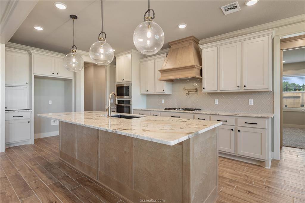 944 Calaveras, College Station, TX 77845