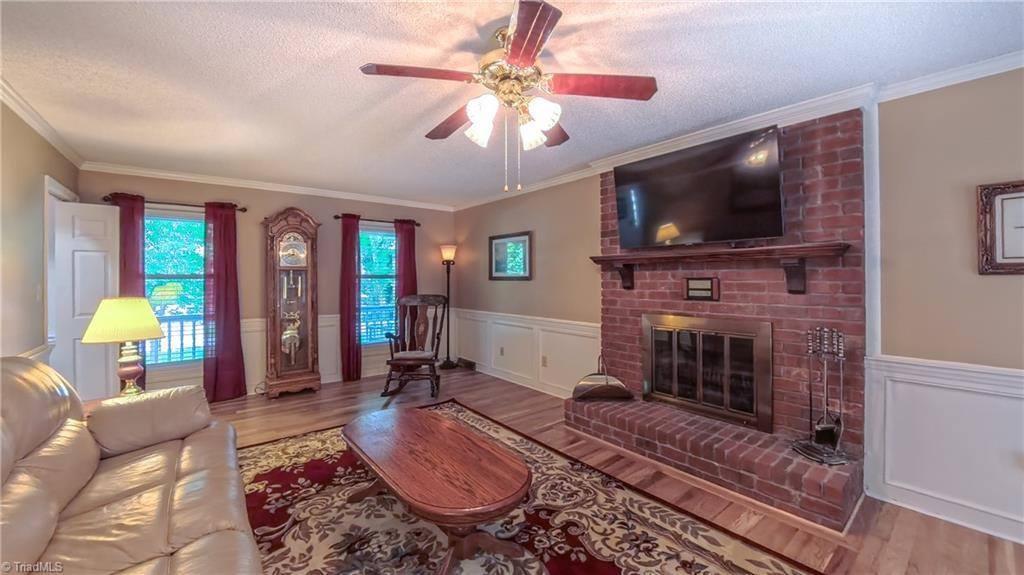 1901 Glenacre Court, Kernersville, NC 27284