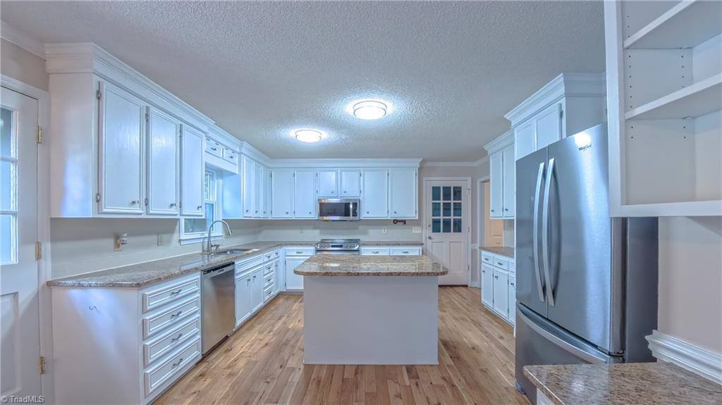 1901 Glenacre Court, Kernersville, NC 27284