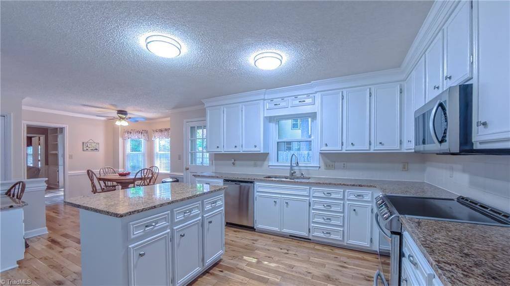 1901 Glenacre Court, Kernersville, NC 27284