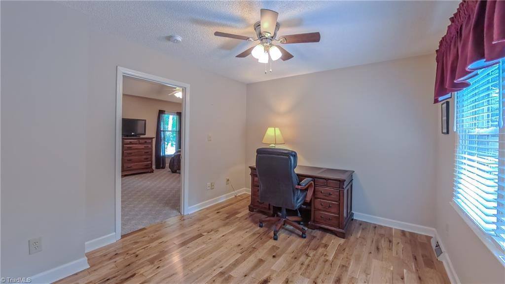 1901 Glenacre Court, Kernersville, NC 27284