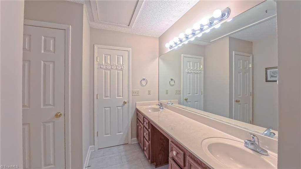 1901 Glenacre Court, Kernersville, NC 27284