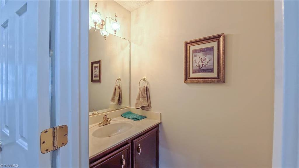 1901 Glenacre Court, Kernersville, NC 27284