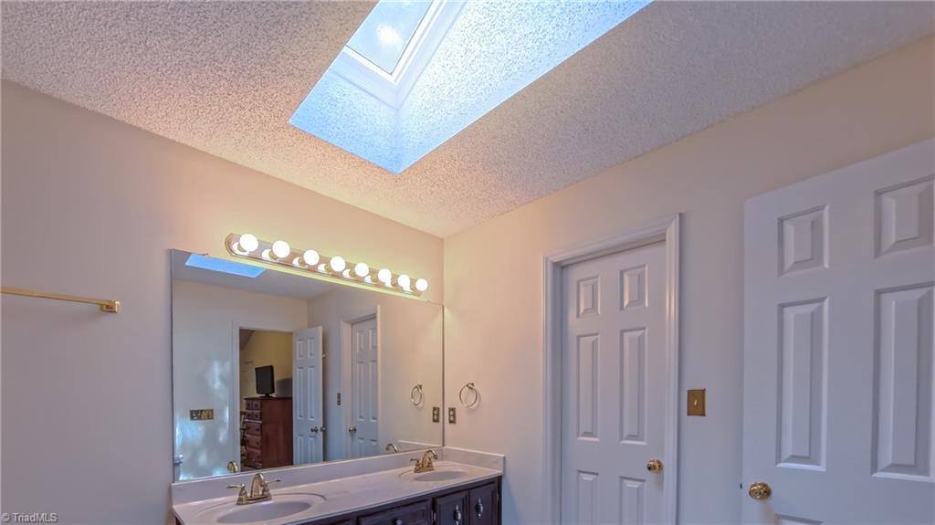 1901 Glenacre Court, Kernersville, NC 27284