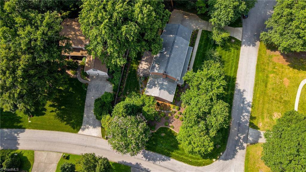 1901 Glenacre Court, Kernersville, NC 27284