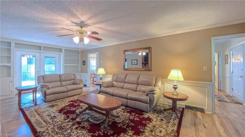 1901 Glenacre Court, Kernersville, NC 27284