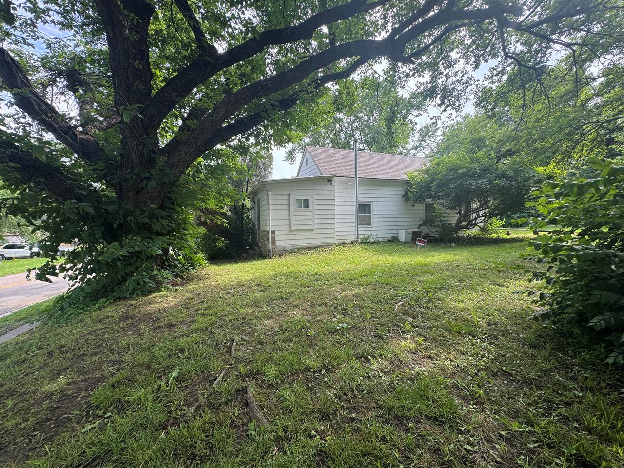 1815 SE Indiana Ave, Topeka, KS 66607