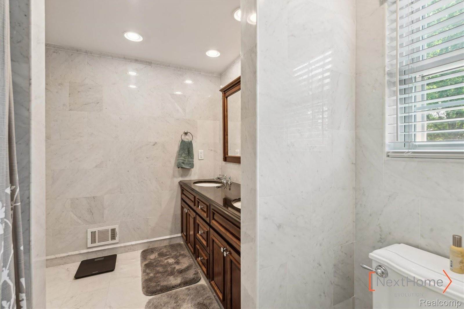 19538 Stamford Drive, Livonia, MI 48152