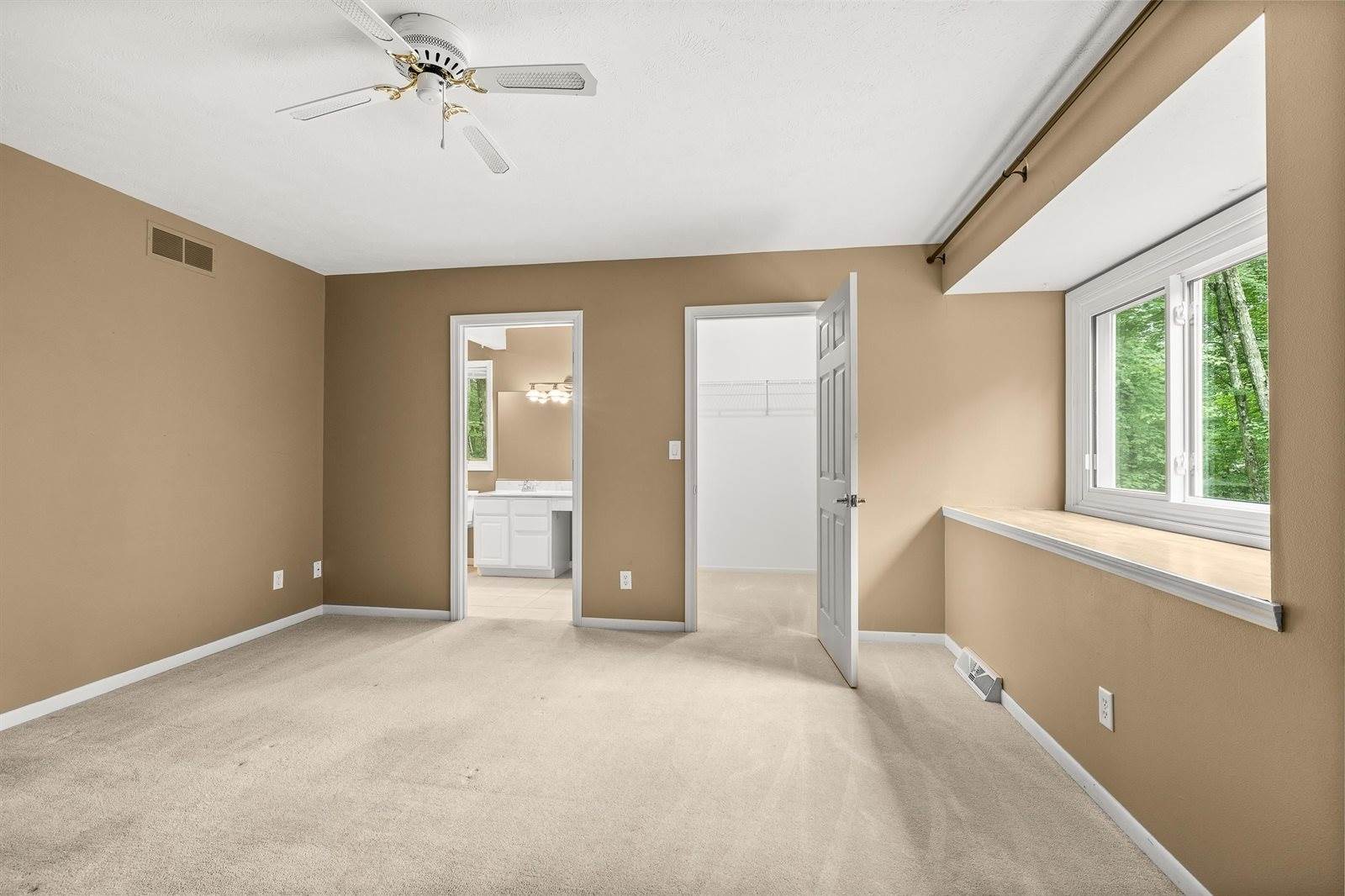 275 Fairway Drive, Iola, WI 54945